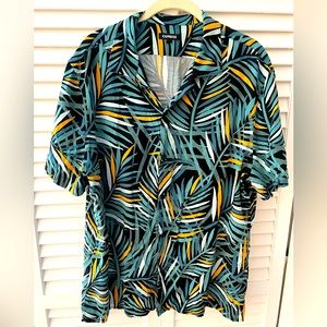 Express men’s short sleeve button down. Size large.